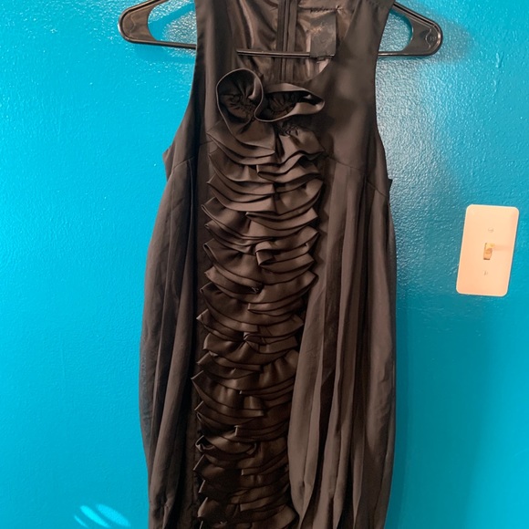 Sleeveless Black mini dress with ruffled front - Picture 7 of 12